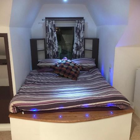 Top Floor In Beautiful Home Уеймут Екстериор снимка