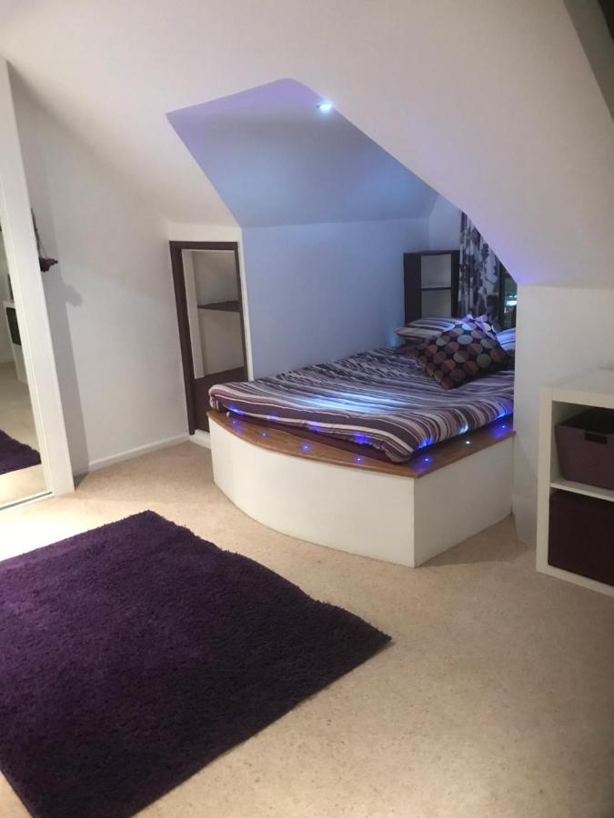 Top Floor In Beautiful Home Уеймут Екстериор снимка